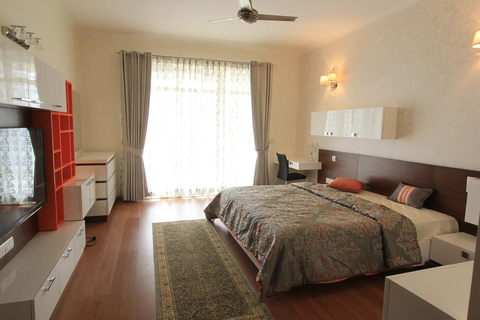 Master bedroom with book-matched veneer wall at Central Park 1, Golf Course Road, Gurgaon by SpaceTalk Designs