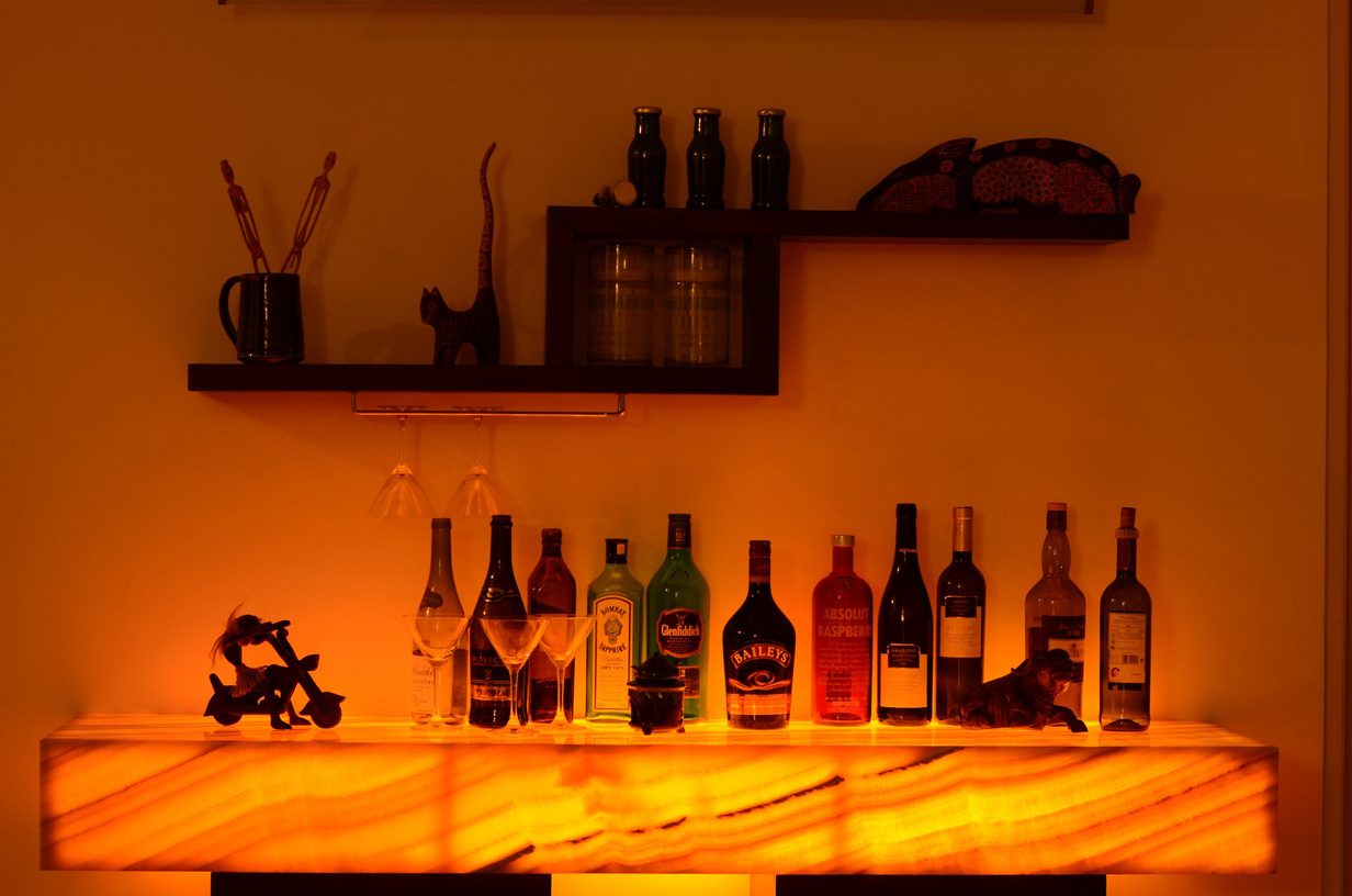Home bar in onyx with lighting